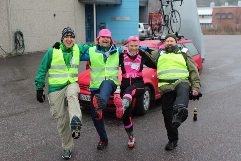 jäljellä olevat kilometrit ja koko kropassa vellovat kivut ja säryt. Vesa Heilala, Eerik Lehto ja Kim Räihä. 25 km:n kohdalla alkoi tulla pimeää ja oli aika sytyttää otsalamput Lähes 90 km takana.