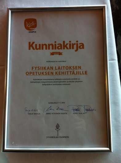 Johtajat Peppi Taalas (kielikeskus), Tarja Nikula (Soveltavan kielentutkimuksen keskus) ja Anne Pitkänen-Huhta (kielten laitos) luovuttivat Kielikampuksen tunnustuspalkinnon fysiikan laitoksen