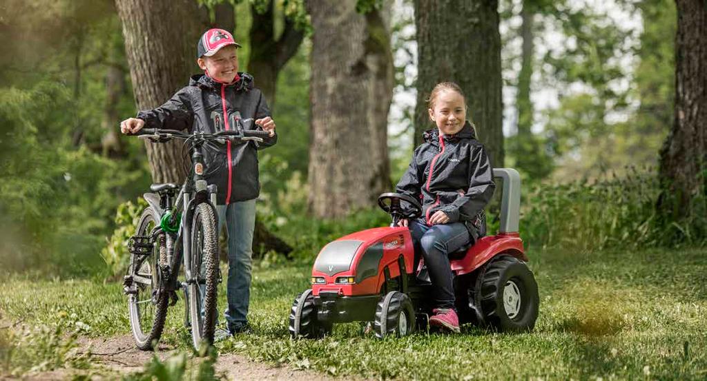 22 23 VALTRA KIDS Tulevaisuuden rakentajien omassa mallistossa mukavuus menee edellä. T-paidat, lippikset ja hupparit pärjäävät kovassakin vauhdissa.