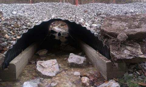 Kaivoksissa vettä kerääntyy kaivoksen pohjalle, kun pohjavettä tihkuu kallion halkeamien läpi. Myös vesisateet ja sulamisvedet päätyvät kaivokseen.