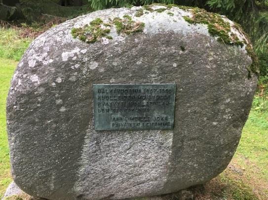 puuristit, myöhemmin vaihdettu punagraniittisiin pienoiskiviin 1946. Lähellä sankaripatsasta on Pajujärveltä kotoisin olleen jääkärikapteeni Kosti Kauppisen hauta.