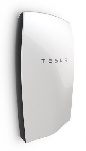 Kuva 20: vasemmalla Froniuksen solar battery (4,5 12 kw) ja oikealla Teslan Powerwall 2 (14 kw) (Fronius, Tesla 2017) Valmistajat antavat akustoilleen yleensä 5 10 vuoden takuun.
