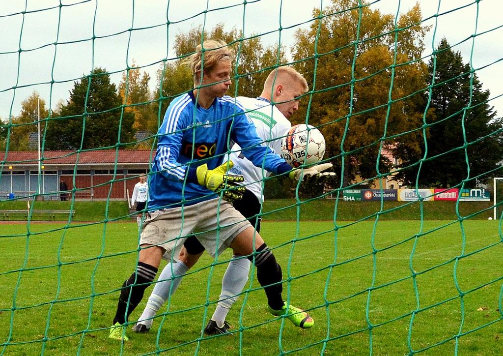 Edu pahanteossa KaaPo:n maalilla. Ottelu jatkui valkopaitojen hallintana, mutta KaaPo onnistui tasoittamaan nopealla pistohyökkäyksellä.