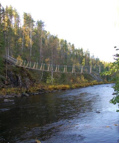 5 200 metrin päässä luontokeskuksesta Karhunkierrosta pitkin on nuotiopaikka sekä telttapaikka.