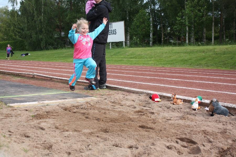 Lapset oppivat perusliikuntataitoja ja ohjatun toiminnan alkeet leikin avulla.