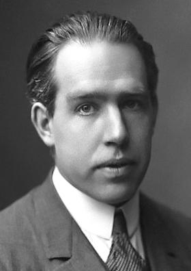 Bohr laittoi elektronit kiertämään Niels Bohr opiskeli mm. Rutherfordin alaisuudessa. Hänet tunnetaan parhaiten töistään varhaisen kvanttiteorian parissa.