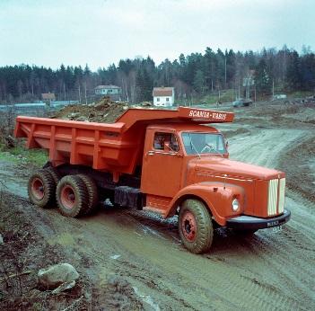 2 (6) Scania-Vabisin maansiirtoajoneuvot kuten tämä ikoninen DLT75 6x4 vuodelta 1958 osallistuivat ratkaisevan suurella panoksella nyky-ruotsin rakentamiseen 1960-luvun ns. ennätysvuosina.