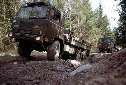 5 (6) Teholtaan ne kuitenkin vuodesta 1969 alkaen hävisivät Scanian tuolloin esittelemälle 350 hevosvoiman tehoiselle 14 litran V8-moottorille, joka välittömästi valloitti maailman.