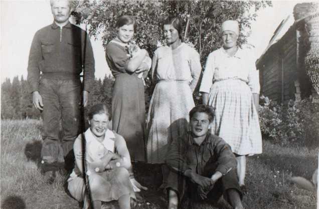 Otteet Nuorisoseuran pöytäkirjoista kertovat Eemelistä seuraavaa: Vuonna 1929.syyskuun 3. johtokunta Sutelassa, puh.joht. Aarne Heikkinen, siht, Martta Heikkinen, saapuvilla Erkki, Ilmari, Topias ja Martta Leinoset.