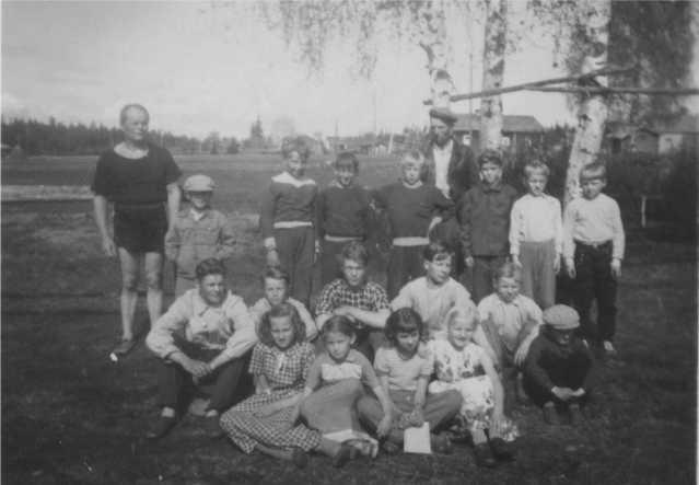 Karjalainen on toiminut suurimman osan ajasta vuosina 1951-1962 Vaarankylän Vedon johtokunnassa puheenjohtajana. Eemeli Karjalainen veti omatoimisesti kylän nuorison urheilutoimintaa.