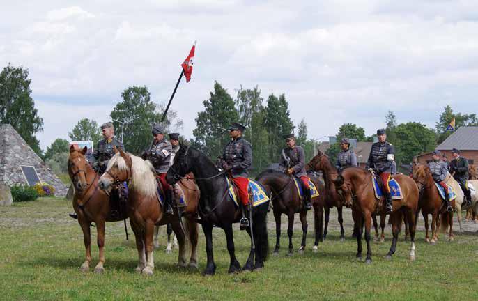 Rakuunapäivät 8. - 10.8.2014 Lappeenrannassa Kuvassa Rakuunakilta ry:n perinneratsastajia Etelä-Karjalan Eskadroonan kornetin alla.