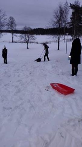 Teimme myös opasteet valmiiksi. KUVA 2. Opaste kotaan. Henna Hirvonen KUVA 3. Pulkkamäen tekoa.