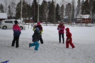 KUVA 5. Lapset leikkimässä palloleikkejä.