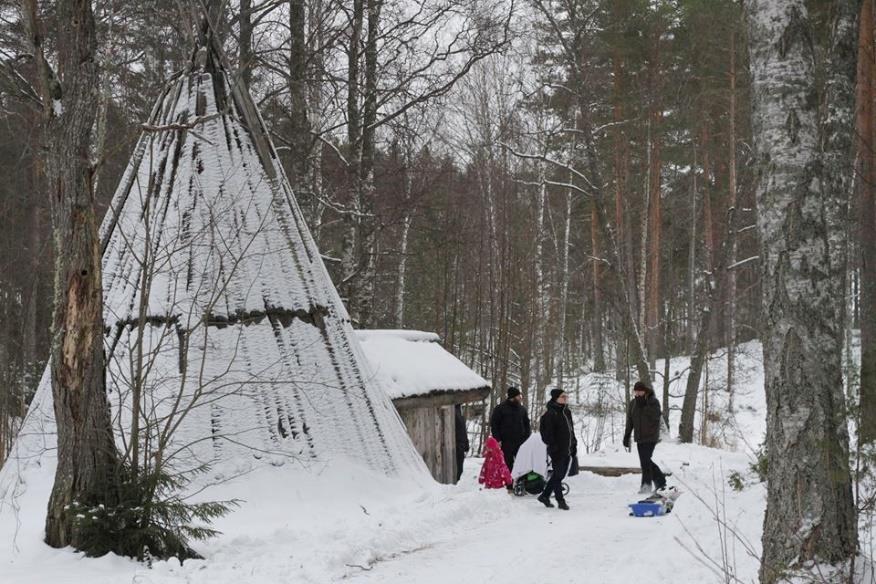 Kerholassa oli sisätekemistä, jotta välillä pääsi lämmittelemään sisätiloihin. Hattaranteko oli ehdottomasti suosittu aktiviteetti.