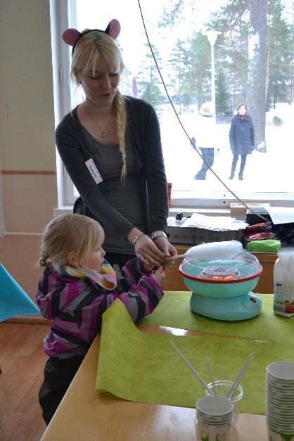 Välillä käytiin sisällä lämmittelemässä ja tekemässä hattaroita. Tässä kuvassa hattaraa valmistaa Sella Luostarinen (vas.) Susanna Huttusen avustuksella.