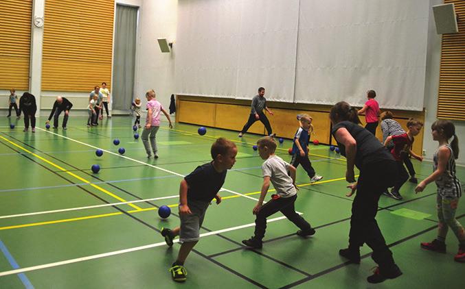 Paikalle oli kutsuttu kaikki Pyhäjoen esikoululaiset huoltajansa kanssa. Luvassa oli lähes nelituntinen perheliikuntapäivä.