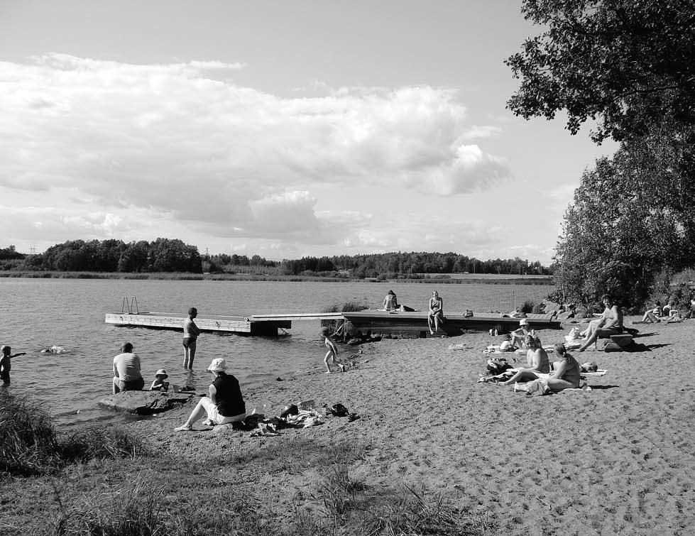 Kesäkuulumisia Jupperin rannalta Jupperin rannalla tunnelma on kesäisen lupsakka. Aurinko paahtaa kirkkaalta taivaalta, pieni tuulenvire viilentää ihoa ja hiekka kutittelee varpaanvälejä.