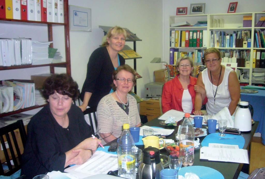 Kuva Ansa Holm ASKO-hankkeen ohjausryhmä kesäkuussa 2011: Vasemmalta Ilona Nurmi-Lüthje, Anne Lindberg, Leila Seuna, Maarit Kolimaa ja Tiina Huusko.