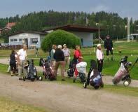 Tiedottajan kynästä Golflehdessä olleessa pakinassa tuotiin esille se, että jäsenistöjen aktiviteetti pelaamiseen ja varsinkin kilpailuihin osallistumiseen on yllättävän pieni.