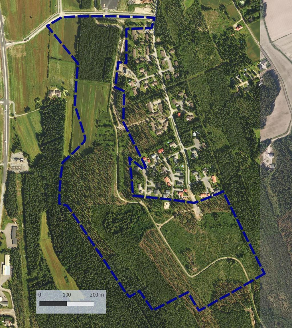 Maaperä on pääosin hiekkamoreenia, luoteisosassa nykyisten ja entisen peltojen kohdalla hiesua ja savea, keskiosassa Perkiönmäellä on kallioita.