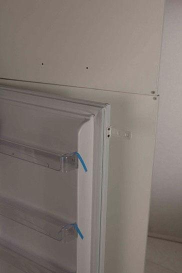 20) Fix the handles, with the screws from the interior part (foto 21) - Fix the fridge rail to the fridge door, as shown in the