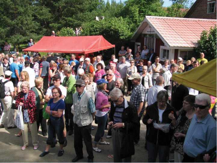 Kalkkisten kesäistä kyläpäivää on kyläyhdistys järjestänyt jo 25 vuotta. Kylä on myös osallistunut useisiin hankkeisiin, joilla on ollut vaikutusta matkailuun. Tällaisia ovat olleet mm.