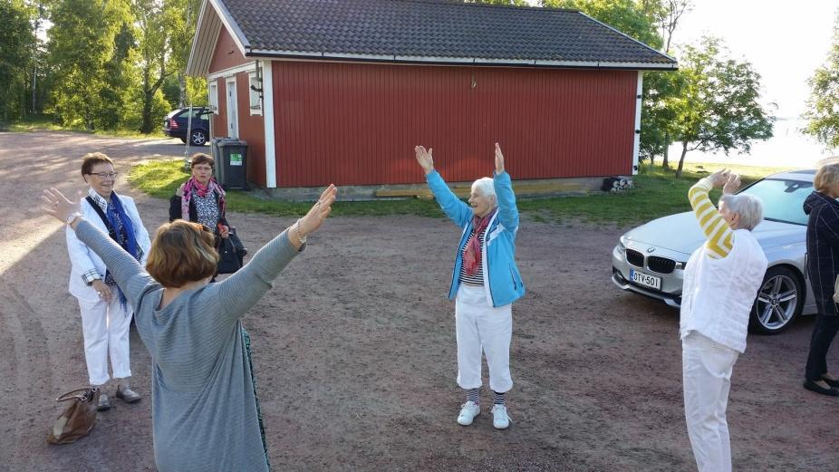 Opas Merja tuli mukaamme Hummelvikistä ja näin matkamme kohti Maarianhaminaa pääsi alkamaan. Ensin oli pieni lossimatka ja sitten olimmekin jo Bomarsundin linnan raunioilla kiertelemässä.