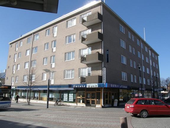 Ikkunat on vaihdettu vuoden 1994 kunnostusten yhteydessä, jotka suunnitteli Rauman rakennussuunnittelu Oy. Lisäksi ulko-ovia on uudistettu.