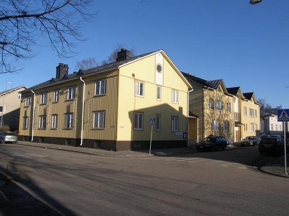 Kortteli 213, Susi Toivontalo, tontti 72 Arvoluokka: B Pihapiiri sijaitsee Kärppä-nimisessä korttelissa Lyseokadun ja Kanavakadun kulmauksessa. Sen Kanavakadunpuoleinen rakennus on vuodelta 1939.