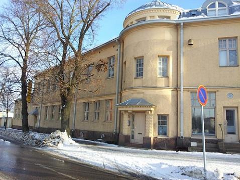 Alueeseen yhdistyy myös itäpuolella sijaitseva kortteli 9902, jossa sijaitsee kaksi Kaarlo Wirtasen 1924 suunnittelemaa teollisuusvarastoa.