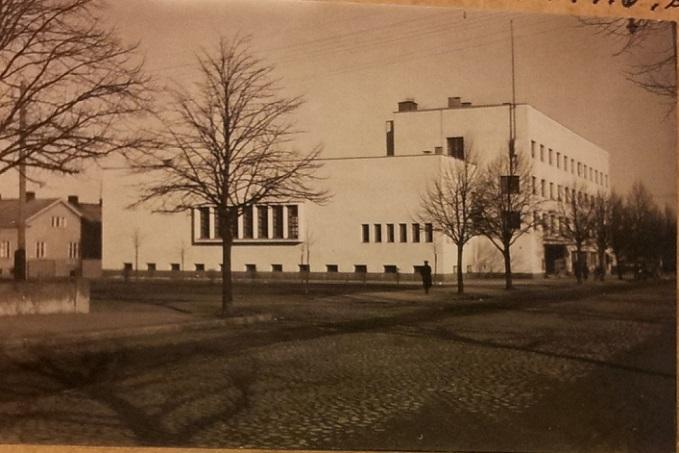 Kortteli 227 Raumanlinna Tontti oli vielä 1920 - luvulla Valtakadulta otetun valokuvan mukaan rakentamatonta peltomaata.