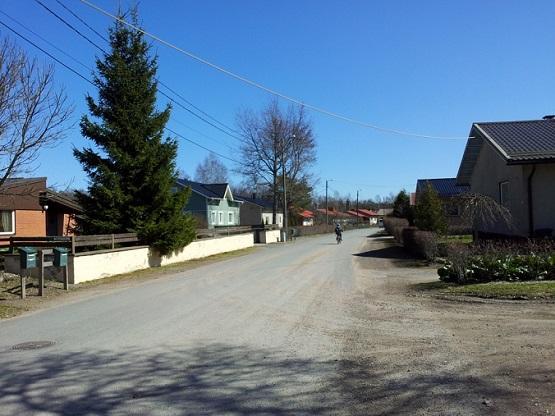 Piha on aidattu kadun puolelta matalalla betoniaidalla. Köydenpunojankadun puoleisessa päässä olevan Torninkadun varren piha on aidattu modernilla, matalalla sileäkivisellä aidalla.