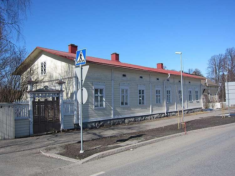 Asunto Oy Naulankatu 9 1800 1900-lukujen vaihteen asuintontti maisemallisesti merkittävällä paikalla Kaunisjärvenkadun ja Naulankadun kulmassa.