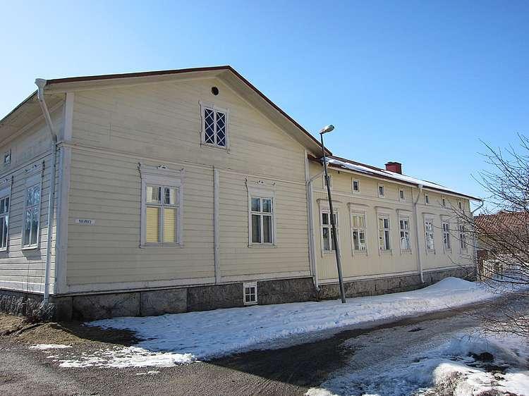 Rakennuksen Kaunisjärvenkadun puoleinen siipi on valmistunut 1880- luvulla ja Naulankadun puoleinen siipi puolestaan vuosina 1899 ja 1909.