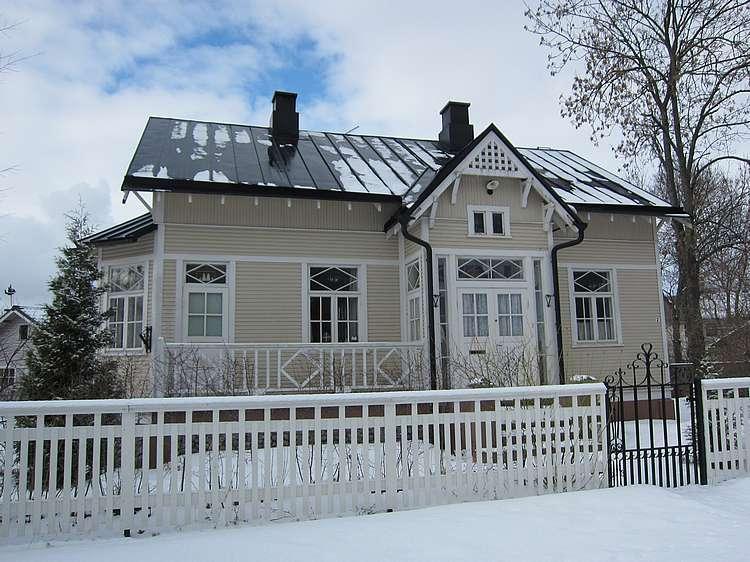 Asuinrakennuksen lisäksi tontilla on 1980-luvulla valmistunut rankorakenteinen ja satulakattoinen varasto- ja