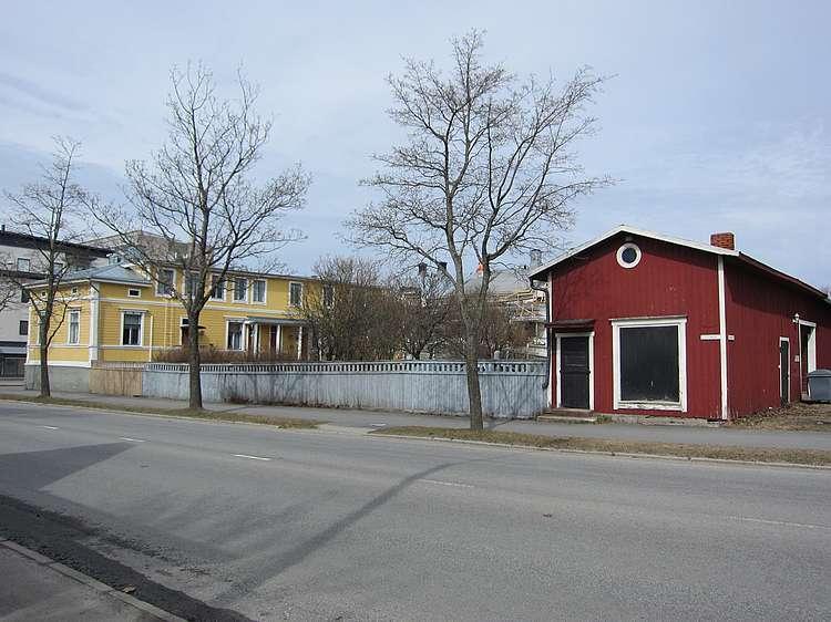 Asunto Oy Rauman Mäkivahe 1 1890-luvun asuintontti kallion päällä Savilankadun varrella.