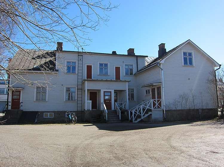 Nortamonkatu 15 Arvoluokka: B 1930-luvun asuintontti Nortamonkadun ja Karisuonkadun kulmassa.