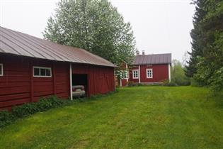 asuinrakennus; lato; sauna; Maisemallisesti arvokas ja yhtenäinen asuinrakennuksen, hirsisten aittojen ja muiden piharakennusten muodostama pihapiiri, joka on osa 1500-luvulla alkunsa saanutta