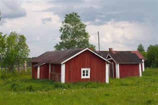 asuinrakennus; lato; sauna; talousrakennus; Aiemmin kutsuttu nimellä Mäkitupalaisen torppa. Pienten punaisten rakennusten muodostama tyypillinen torpparin tila.