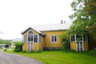 Ulkorakennukset; Vanha asuinrakennus; 1820-luvulta periytyvässä asuinrakennuksessa on kaksi paikkakunnalla tyypillistä umpikuistia, joista toinen on viisikulmainen.