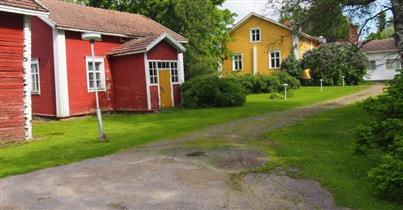 rakennukset: 3-osainen puoji; 4-osainen puoji; Navetta; Päärakennus; Vanha väentupa; Pappila on suuri 1850-luvun hirsirakennus, johon on vuoden 1954