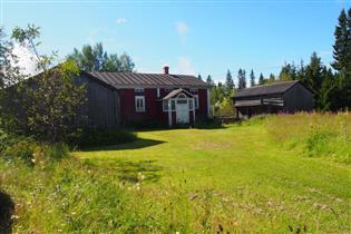 Sauna; Vanha asuinrakennus-talli; Helaakosken talo sijaitsee Sunintien varrella. Vanha asuinrakennus on Sunintien vieressä ja sen takana piha.