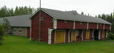 leikkimökki; luhtiaitta; navetta; puuvaja; puuvaja; puuvaja; uusi asuinrakennus; vaja; vanha asuinrakennus; vanha sauna; varasto; Vuonna 1734 asutettu tila meren läheisyydessä, pihapiiri on ollut