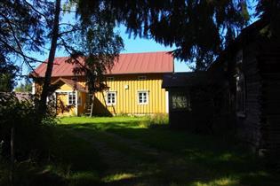 puoji; sauna; talli; vanha asuinrakennus; Vanhassa, hyvin säilyneessä pihapiirissä on kaksi asuinrakennusta, puoji ja lautakattoinen aitta.