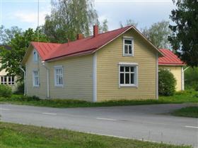 Päärakennuksen lisäksi pihapiirissä sijaitsee 60-luvulla rakennettu ulkorakennus.
