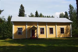 rukoushuone; Rakennuksella on merkittävä asema Pirttikosken raitilla. Rukoushuoneen takana on pieni talousrakennus.