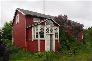 sisältämät rakennukset: Uusi asuinrakennus; Vanha asuinrakennus; Noin vuodelta 1800 ja 1900-luvun alusta periytyvien asuinrakennusten, 1930 rakennetun navetan ja muiden