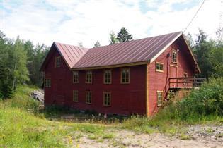 vuodelta 1921. Myllyn toiminta on loppunut 2001. Pihapiirissä joitain pieniä ulkorakennuksia. MRKY2015: R,H historia: Tekevän mylly ja saha on rakentanut 1921 Siipola-niminen mies Kalajoelta.