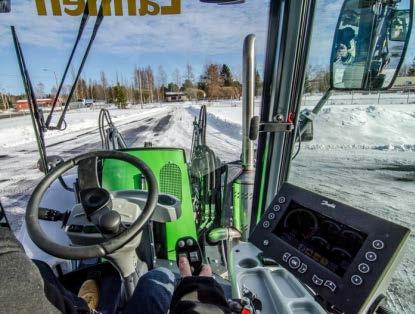 LÄNNEN-MONITOIMIKONEEN TEKNOLOGISIA OMINAISUUKSIA Hienostunut, säädettävä ja helppokäyttöinen hydrauliikan ohjausjärjestelmä Sähköisesti ohjatuissa koneissa ohjausjärjestelmä hoitaa ajohydrauliikan