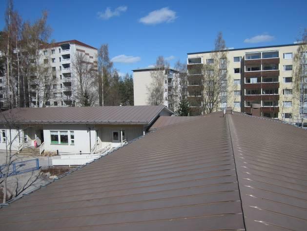 Vesikatolle pääsee irtotikkaita myöten, katolla on lapetikas. Kulkusiltoja ei ole.